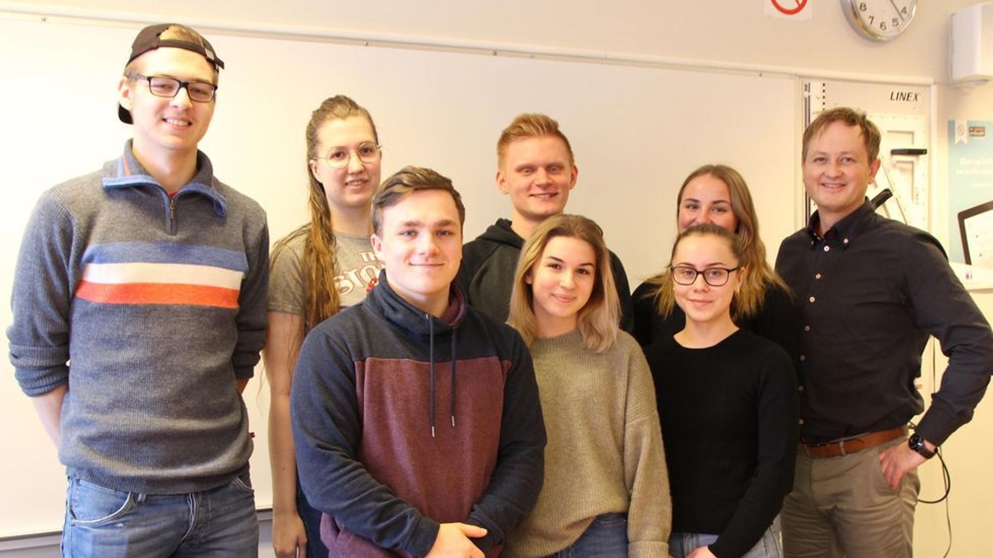 De syv elevene som neste uke tar over kontrollen av Hitra-Frøya sammen med sjefredaktøren. F.v. Odin Kornelius Ulvan, Elisabeth Lund, Remy Heggvik Aune, Damian Klaman, Karolina Rudecka, Ingeborg Wahl, Frida Schjetne Johnsen og Bjørn Lie Rønningen.