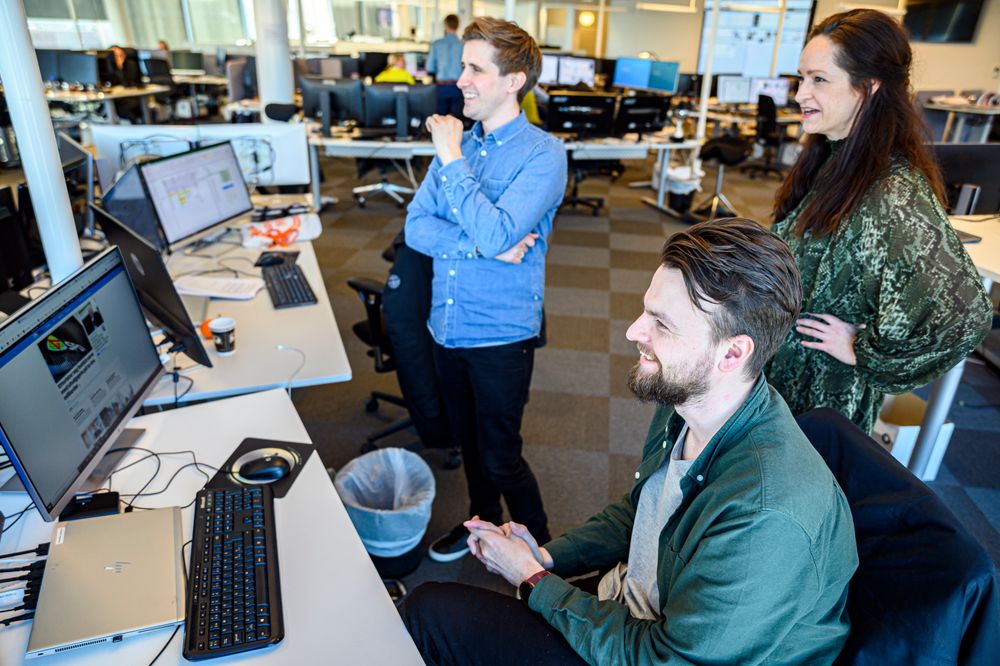Både Stian Øvrebø Johannessen (til høyre) og Marcus Husby er tidligere Etterbørs-journalister, som nå har fått nye oppgaver i Dagens Næringsliv. Her sammen med nyhetsredaktør Janne Johannessen på desken i Dagens Næringsliv.