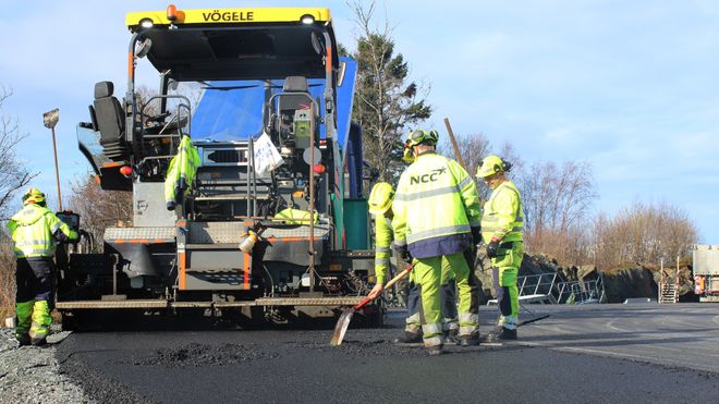 På den nye, travle busstraseen skal fylket og Statens vegvesen teste 80 prosent gjenbrukt asfalt