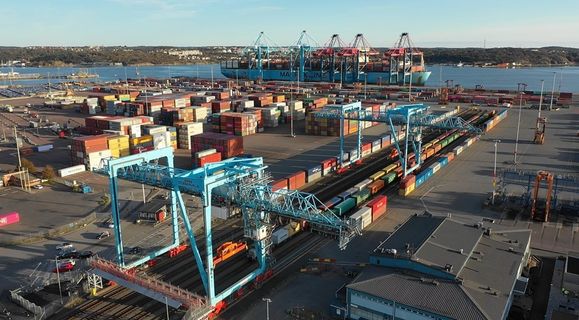 Over halvparten av containerne kommer med jernbanen til Göteborg havn