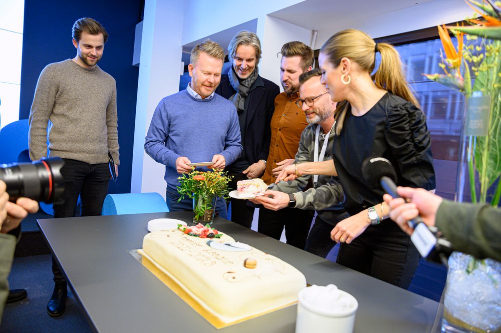 NENTs sportsredaksjon feiret Premier League-rettighetene med kake.