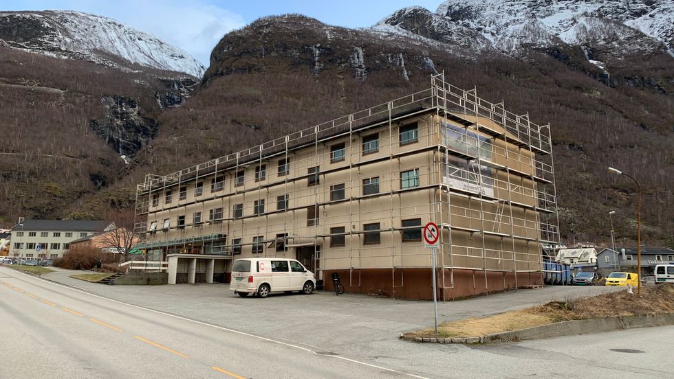 NY DRAKT: Oppussinga av blokka i Storevegen 2 er i gang.