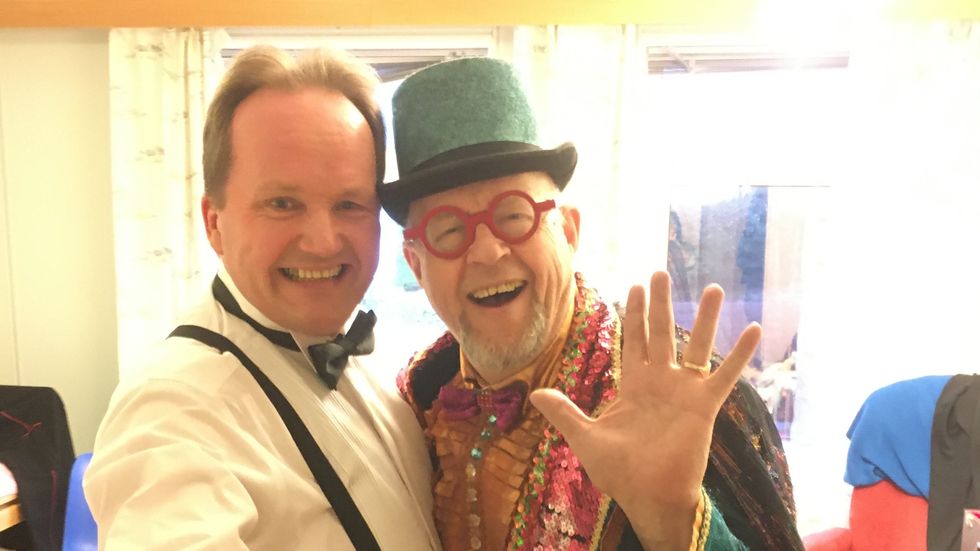 Jan Kjetil Smørdal (t.v) og Professor Bluffo reiser rundt på sjukeheimar med eit lite sirkushow.