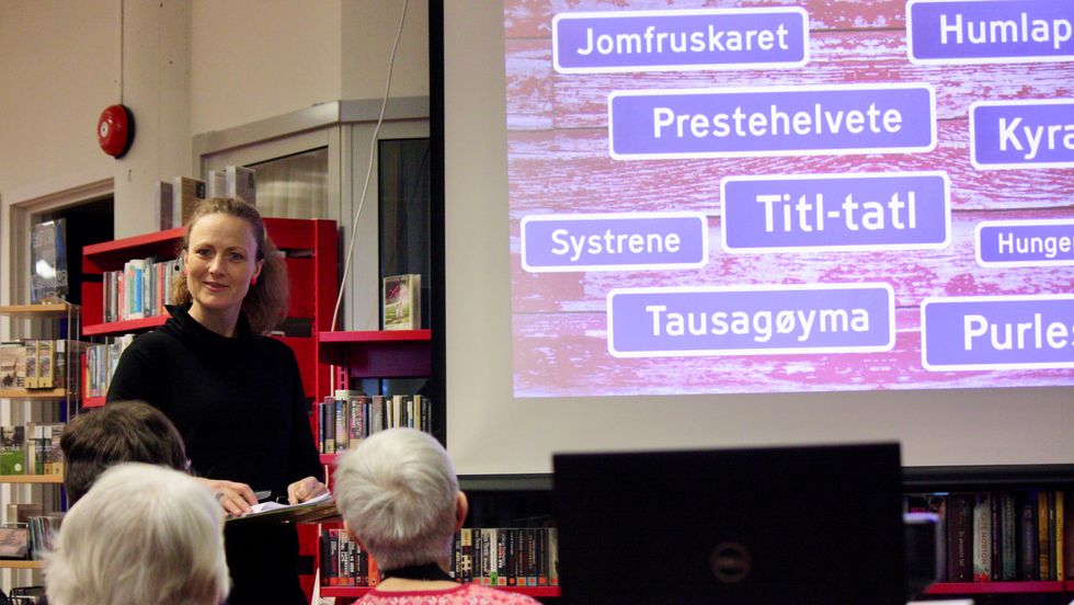 KÅSERI: Laurdag kåserte NRK-journlist Gøril Grov Sørdal om rare, artige og grove stadnamn på Sogndal bibliotek.