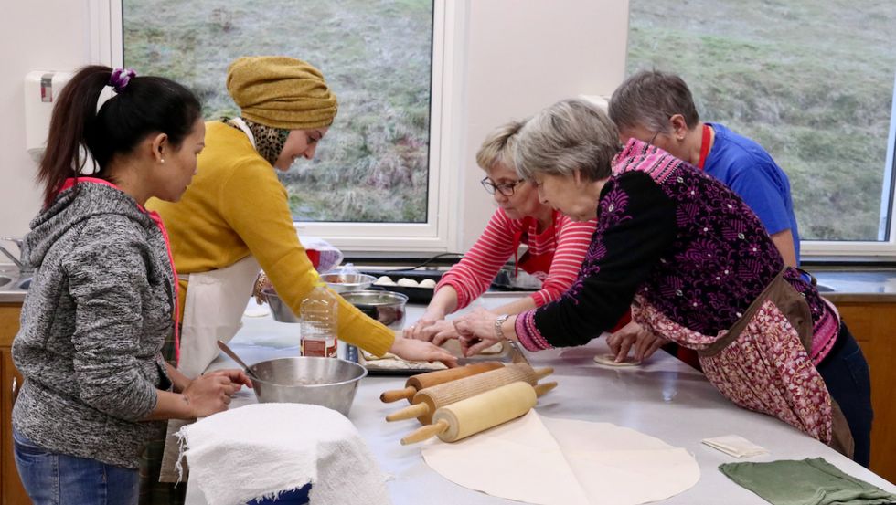 KURS: Deltakarane på kurset i syrisk lefsebaking samarbeidde om baksten. Dei lærte mykje nytt om både smakar og handsaming av deig.