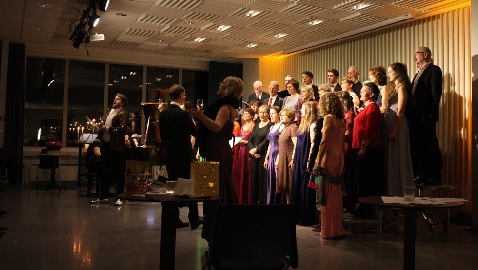 AVSLUTNING: Sogndal songlag, dei tre solistane Synnøve Nordvik (sopran), Eivind Kandal (tenor) og Gro Bente Kjellevold (mezzosopran) under avslutningsnummeret i Blaoboksen laurdag.