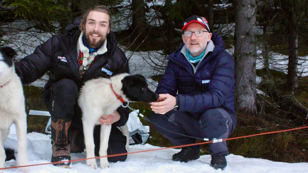 Kenzo Dijksterhuis i Fjord Husky og dagleg leiar i Sogndal skisenter, Per Odd Grevsnes, er bortom skogen der hundane held til.