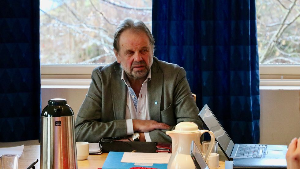 UTGREIING: Ordførar i Gulen, Hallvard Oppedal (Sp), viser til at planane for fleirbrukshall må inn i den pågåande saka om basseng i kommunen.