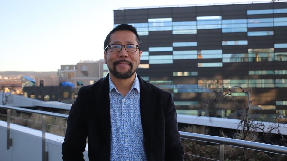Global analysesjef i Deloitte, Paul Lee, var nylig på norgesbesøk. Her fra taket på Deloittes kontorer i Bjørvika.