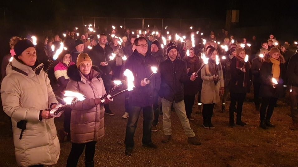 STO SAMLET FOR BARNA: Over 100 foresatte møtte opp, tente fakler og viste sin støtte tirsdag kveld.