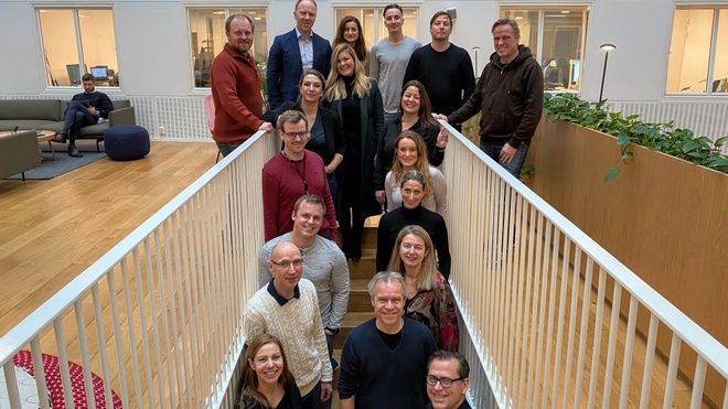 Kodekonkurransen Rosing Coding Challenge er startet av Den norske dataforening. Den gjennomføres i samarbeid med DNB, Bouvet, SopraSteria, Patientsky, Storebrand og GrepS. Her er representanter fra alle partnerne samlet til et siste møte før lansering. Fv. første rekke: Heidi Frost Eriksen, Greps; Christian Torp, DND; 2. rekke: Lars Lech-Hanssen, Storebrand ; Paal Leveraas, DND; 3. rekke: Kristoffer Milligan, Storebrand; Tove Selnes, Storebrand; 4. rekke: Tiril Johansen, SopraSteria; 5. rekke: Magnus Kongshem, SopraSteria; Eline Lindsten, DNB; 6. rekke: Erika Viktorsson, Bouvet; Monique Sjøberg, DND; 7. rekke: Ellinor Gitlesen, SopraSteria; bakerste rekke: Gunnar Bergersen, GrepS; Jørn Skaaraas, SopraSteria; Ovidia Eriksen, Bouvet; Eirik Grimsmo, Bouvet; Sindre Larsen, PatientSky; Steinar Haugen, GrepS.