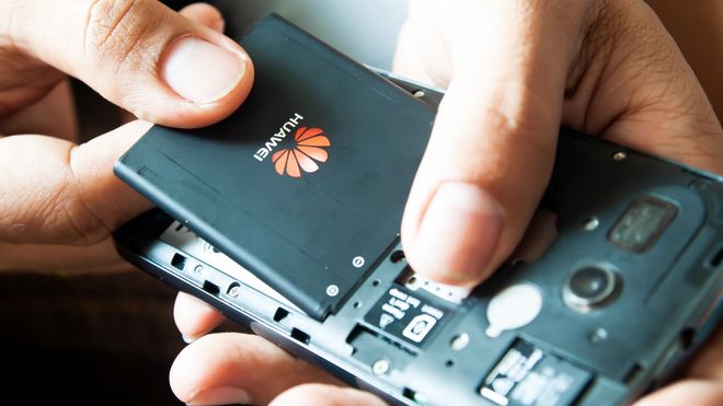 Hender som tar ut batteriet på en Huawei-mobil.