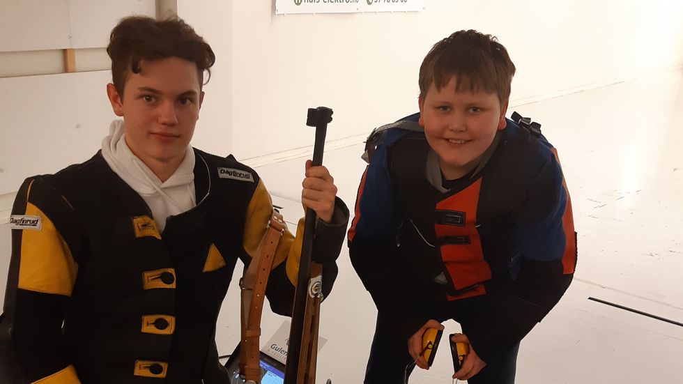 Gulaskyttarane Sindre Birknes Indrebø og Rune Wesenlund Hjønnevåg deltok på skytestemne i helga.