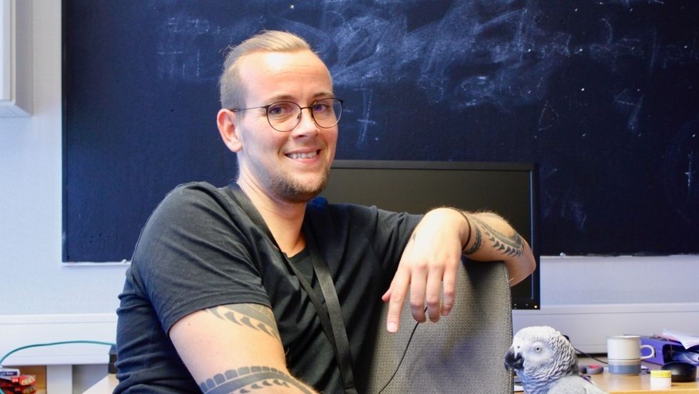 HÅP: Miljøarbeidar Alex Ek er glad for at reparasjonane av Robinson Navy-båten har komme i gang. Neste prosjekt er å registrere Robinson Navy som ein fritidsklubb.