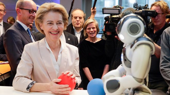 Ursula von der Leyen besøkte et senter for kunstig intelligens ved Brussels frie universitet dagen før hun presenterte EU-kommisjonens digitale strategi.