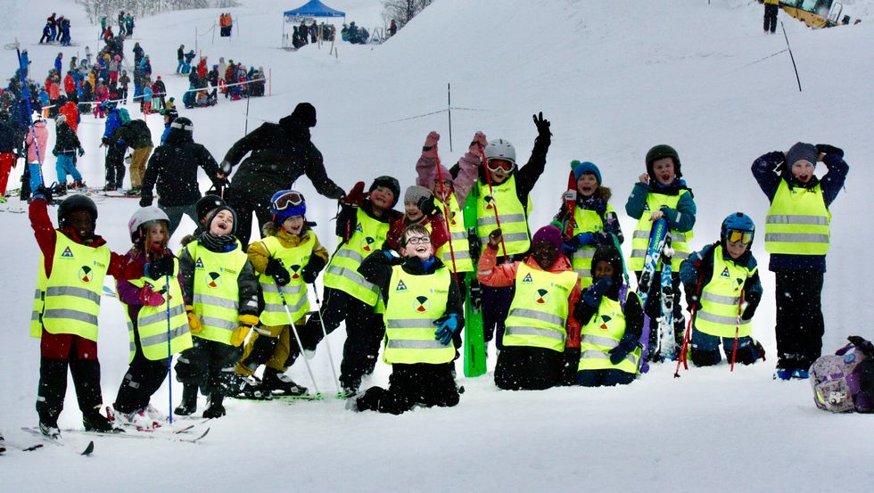 Skulefritidsordninga på Trudvang skule nytta den snørike vinterferiedagen på ski og akebrett ved skitrekket i Rindabotn.