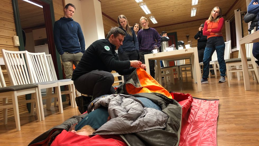 KURS: Førstehjelpskurs i regi av fjellsportgruppa til Årdal turlag og Norsk Folkehjelp Årdal.