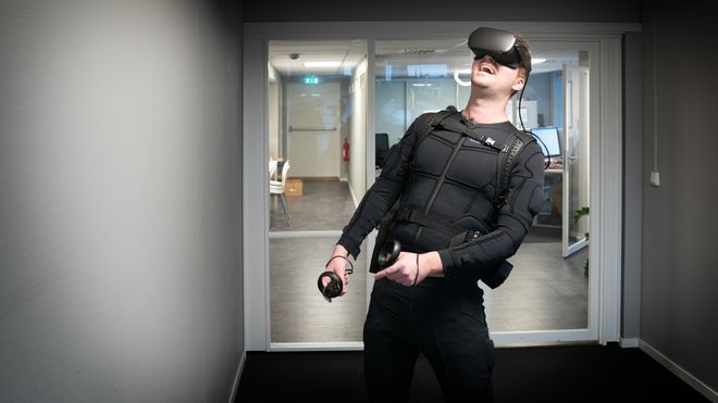Se video: Vi tester drakta som tar deg skremmende nær virkeligheten – uten å være der
