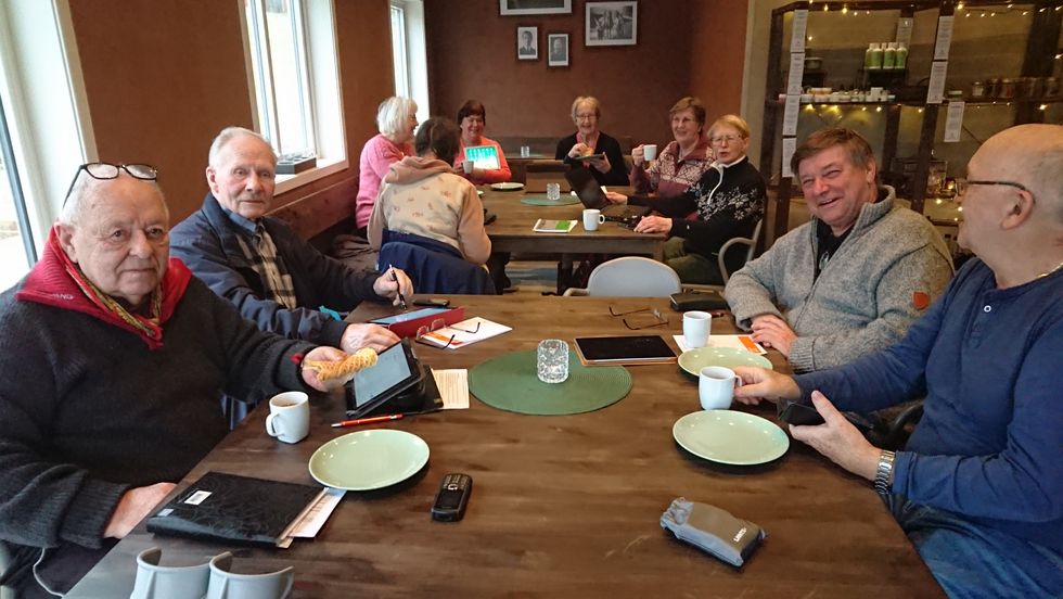 Tre gonger i februar møter seniorar opp på Tveita Gardsmat for å øve på teknologien.