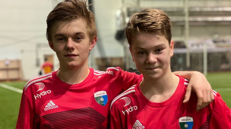 LYS FRAMTID: Lidvin Berge Hestetun og Sander Kilen debuterte begge for Årdal FK på søndag.