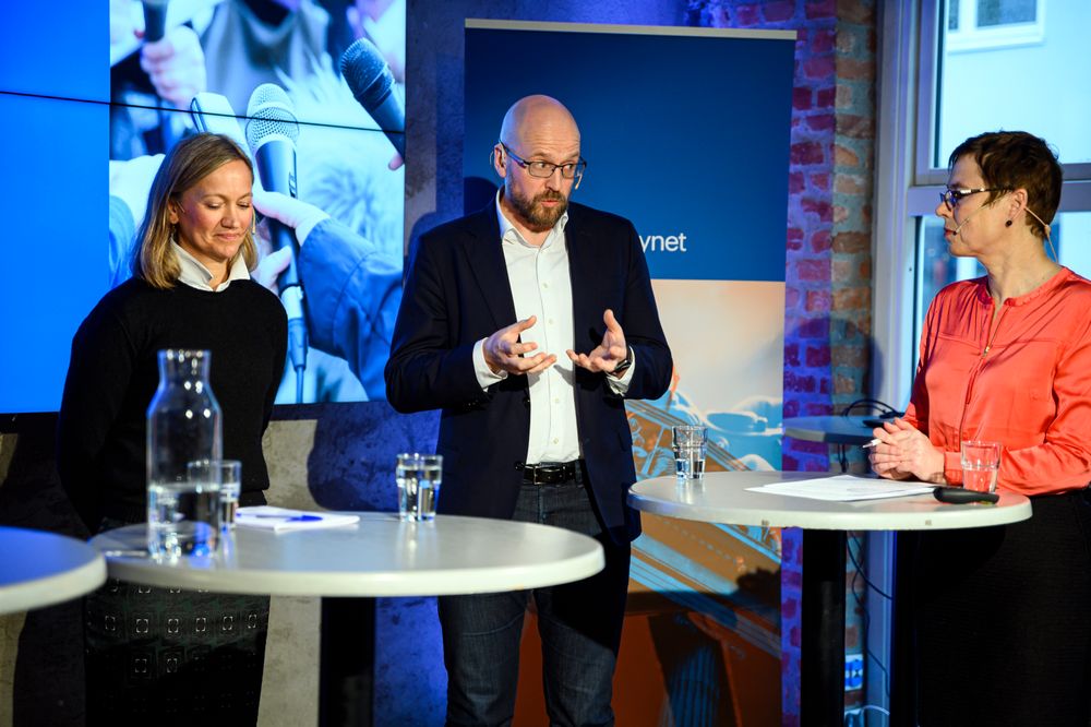 Siv Juvik Tveitnes (direktør for Schibsteds nyhetsmedier) og Pål Nedregotten (konserndirektør for innovasjon, forretningsutvikling og strategisk analyse i Amedia) måtte svare på spørsmålene fra Medietilsynet-direktør Mari Velsand.