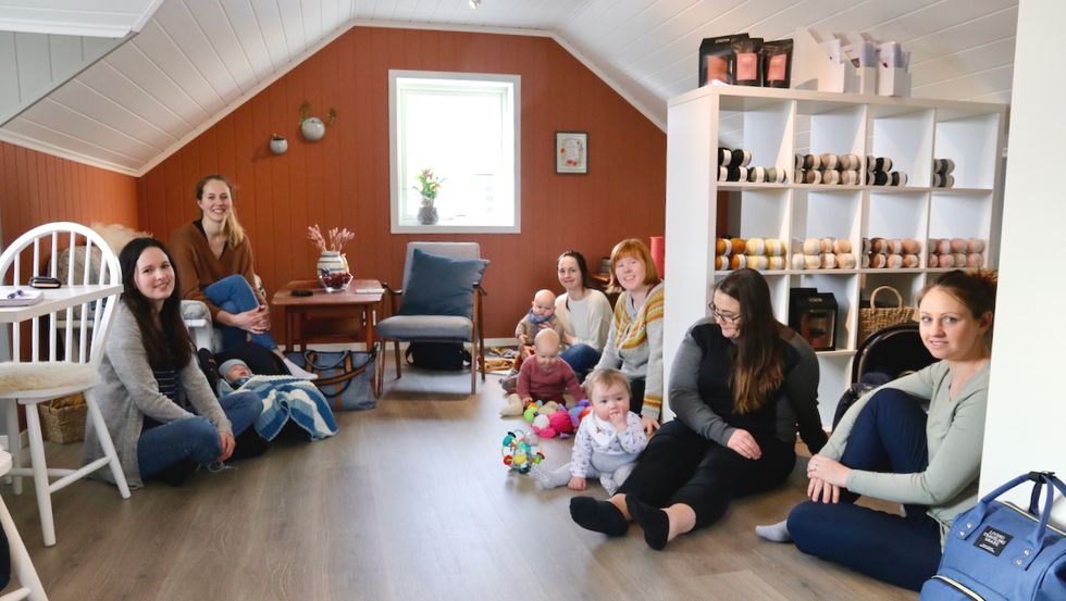 SAMLA: Dei frammøtte på «barselstrikk og kaffidrikk» var samde om at det er kjekt å kunne samlast for både mødre og born når ein er heime i fødselspermisjon. Frå venstre: Linn Christin Fløholm, Brita Jordanger Kirkeide med Jonas (2 mnd.), Eileen Dale med Ruben (4 mnd.), Caroline Farsund Sygna med Sigrid (8 mnd.), Aina Hovlandsdal med Magnus (8 mnd.) og Elisabeth Dønnem med Torian André (6 veker, som søv i stolen bak).