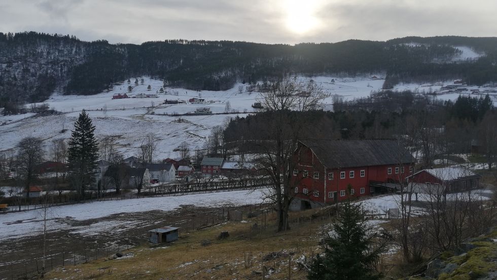ULOVLEG MATERIALE: Låven på Kaupanger Hovedgård er i dårleg stand og må restaurerast. Taket som no er av eternitt eller asbest vil dei byte ut med solcellepanel.