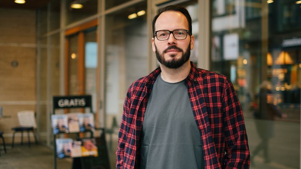 Kristian Hall er sivilingeniørog har 18 års erfaring, også fra lederstillinger og konsulentvirksomhet. Ved siden av har han skrevet 5 bøker.