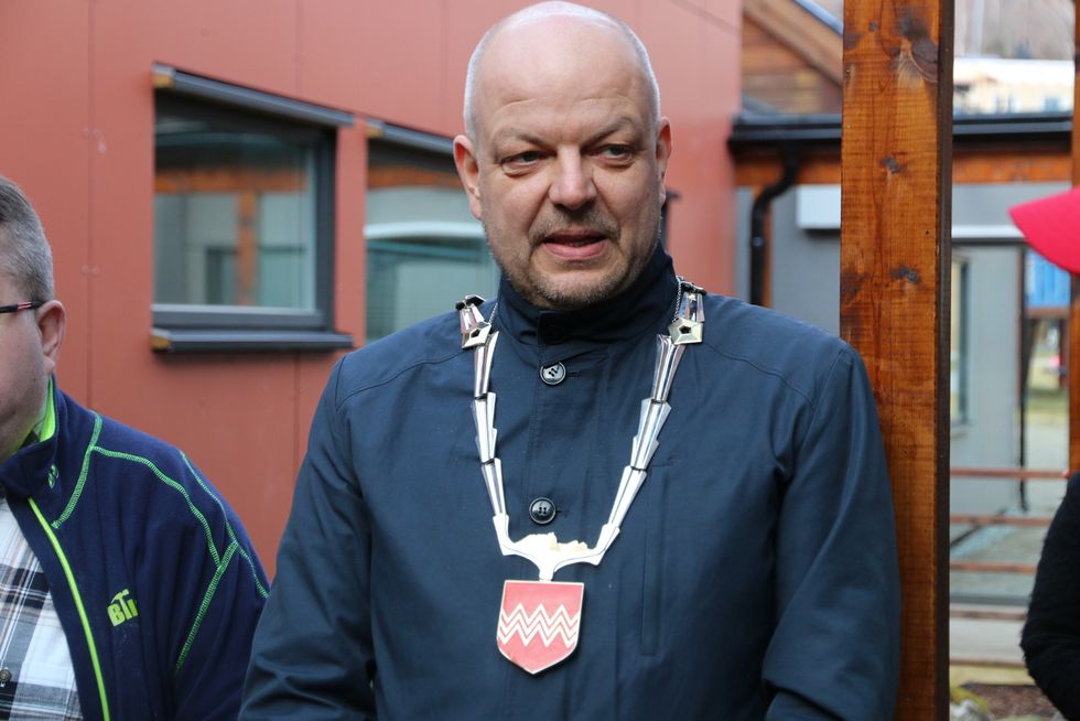 OPPMODAR: Hilmar Høl oppmodar alle som bur i Årdal å unngå unødige turar til fylkeshovudstaden