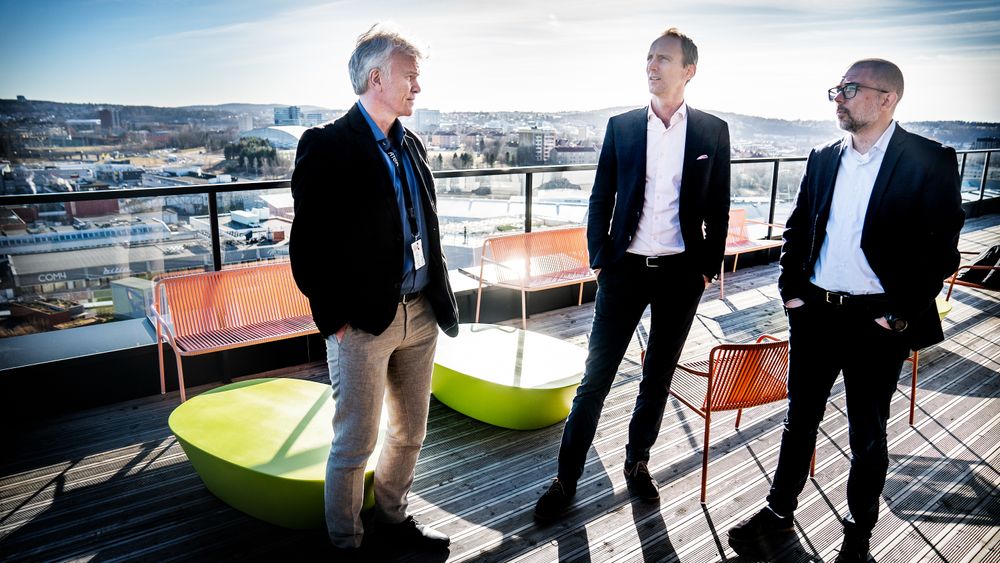Takterrassen i det 11-etasjers nybygget på Haslelinje øst i Oslo. Fra venstre: Jon Rødseth, seniorkonsulent og arkitekt for dataplattformen, Jørgen Flaa, forretningsutvikler i Höegh Eiendom og analysesjef Sigbjørn Høgne.