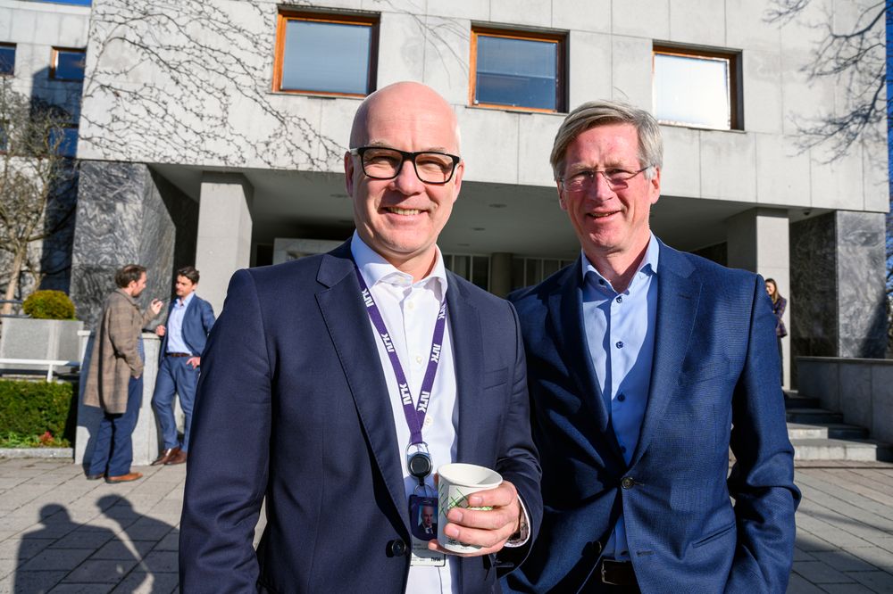 Kringkastingssjef Thor Gjermund Eriksen og NRKs styreleder Birger Magnus utenfor Marienlyst-bygget som de solgte onsdag.