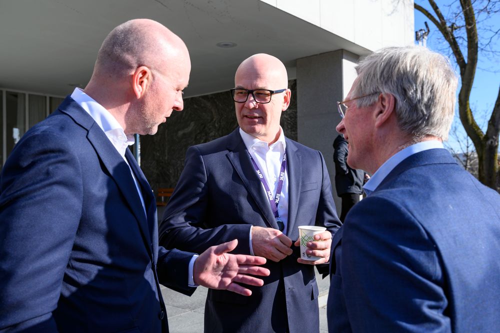 NRKs lokaliseringsdirektør Jon Espen Lohne (fra venstre), kringkastingssjef Thor Gjermund Eriksen og styreleder Birger Magnus skal i løpet av 2020 finne nytt hjem for kanalen.