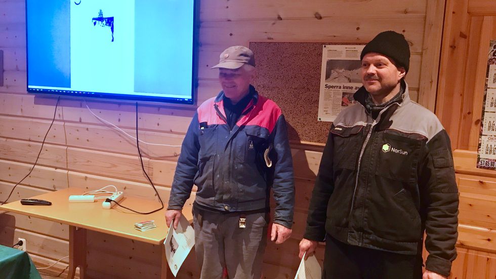 Far og søn, Torgeir og Ivar Jevnaker under årsmøtet til skigruppa til ÅTIL. Torgeir Jevnaker har fulgt opp trakkemaskina i årevis. No vil han ha ny.
