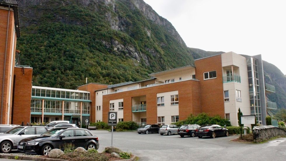 SAMAN: Sjukeheimen i Høyanger bør i framtida samlokaliserast med sjukeheimen på Kyrkjebø, skriv PwC i rapporten om framtidig organisering av helse- og omsorgstenestene i Høyanger kommune.