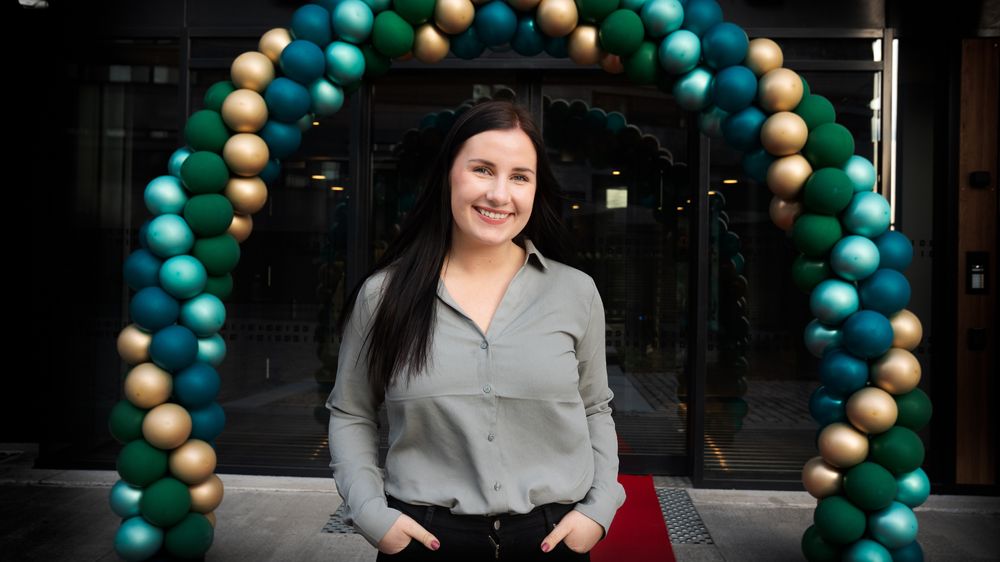 Julie Amundsen fikk jobb i Atea som 22-åring i 2018, like etter endt studium. Da startet hun i en stilling som account manager, men er nå prosjektleder i markedsavdelingen. Her fra åpningen av Ateas nye hovedkontor på Hasle 24. februar.