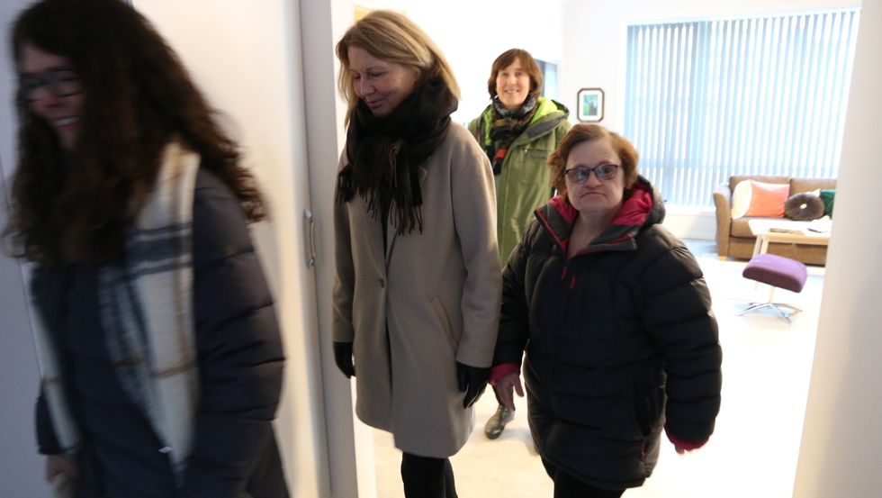 VELKOMMEN INN: Det var mange som ville vera med May Britt Røneid på omvisning i leiligheita hennar under opninga av Klyngetun burettslag.
