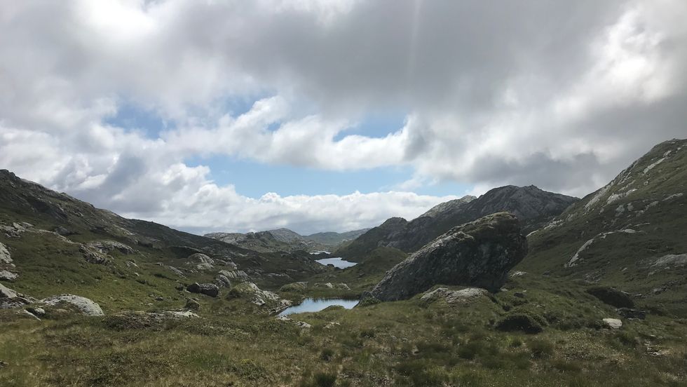 SAMLA POENG: Langedalen på Indre Oppedal på veg mot Svafjell, som er den av fjelltrimpostane til Brekke IL som gjev mest poeng. Svafjell kan skimtast i det fjerne til høgre i biletet.