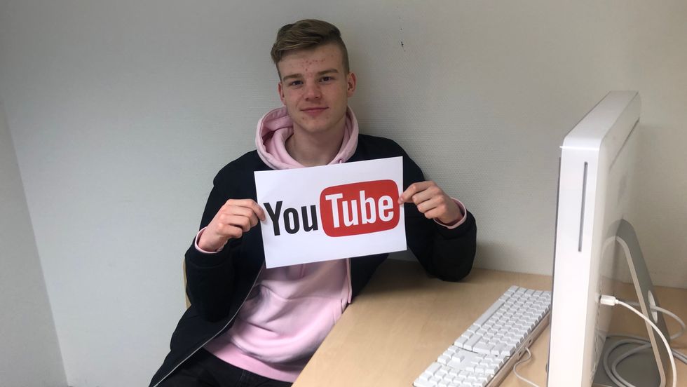 YOUTUBE`AR: Tobias Molland frå Luster begynte med YouTube sommaren 2017, og vil drive på med det so lenge han har høve til det.