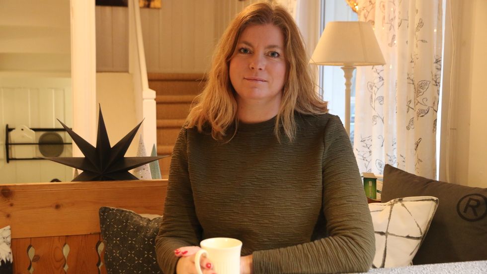 GÅR SAMAN: Linda Olsen er leiar for styret til Elvi Design, eit nytt samvirke i Lærdal som har som føremål å driva med design og interiør i Lærdal. Ida Hafslund Rudningen, Mariell Øyre og Hanne Nygård-Bøe er óg med i styret.