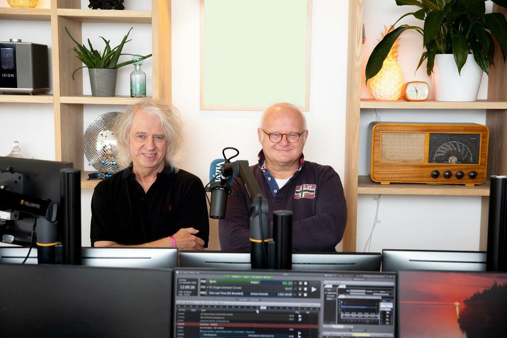 Yan Friis og Finn Bjelke leder programmet «Husarrest» på Radio Vinyl.