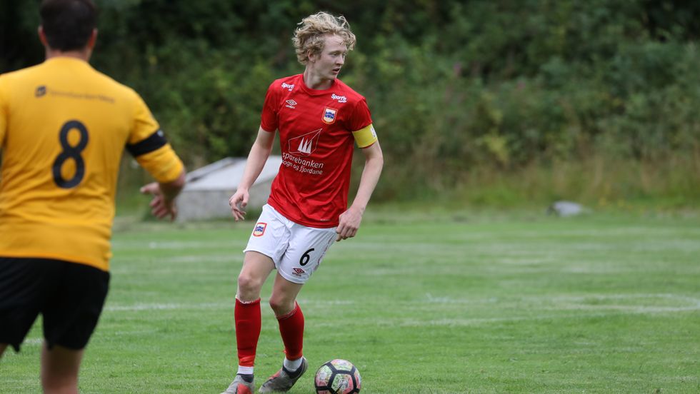 NY DRAKT: Jacob Frøyen Bergset er lærling som prosessteknikar i Hydro, og så er han fotballspelar for Årdal fotballklubb.