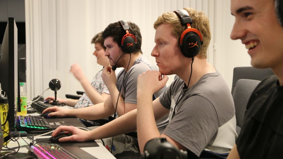 LAGSPEL: Årdal e-sport førebur seg til ein av sine første kampar, denne gongen i Telia-ligaen. Utstyret er rigga til hos Agnitio, kor dei vil vera fram til eit eige klubblokale etter planen står ferdig i august.