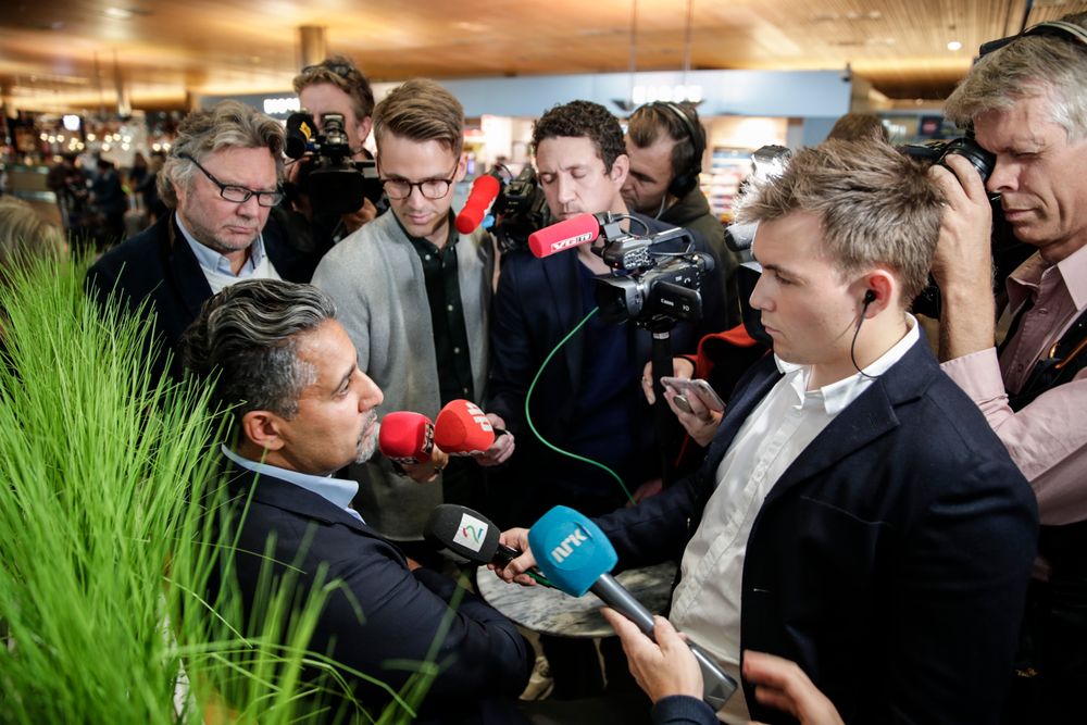 Venstre sin Abid Raja møtte perssa på Gardermoen i haust. Her blir han intervjua av Alf Ole Ask i Aftenposten, Håvard Kristoffersen Hansen i VGTV, Jørgen Gilbrant i Dagbladet og Mads Fremstad i TV 2.