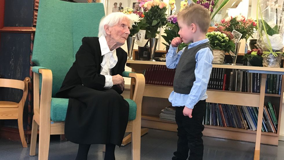 GENERASJONSTREFF: Inger Mo (100) og oldebarnet Aron Mo Rognes (3) slår av ein prat på bursdagsfesten.
