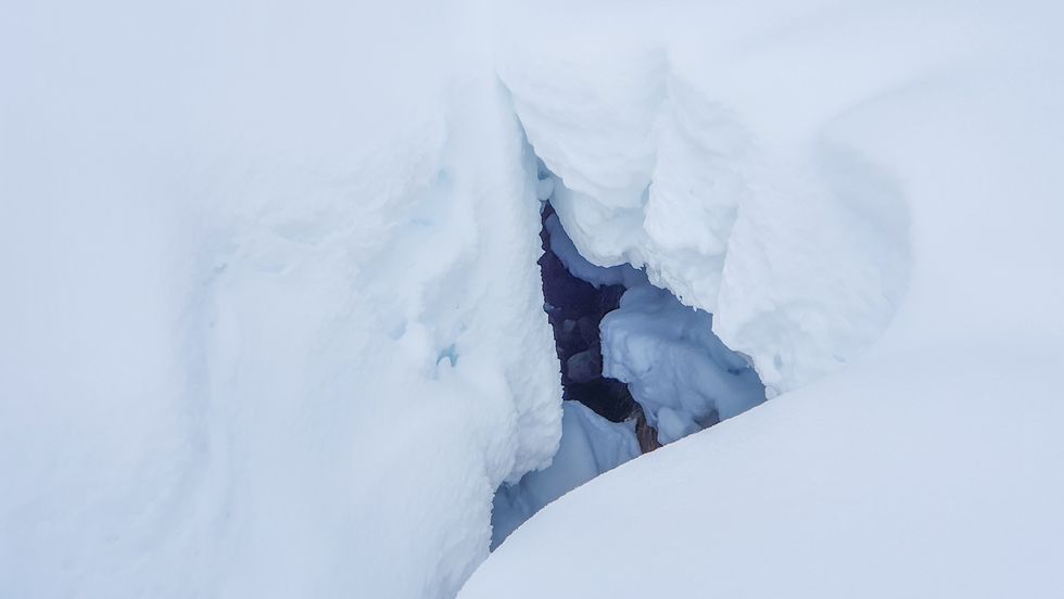 SMELTEHOL: Det milde vêret skapar hol under snøen der det er bekkefar eller myr, og dei kan vera vanskelege å sjå når ein køyre ned bakkane.