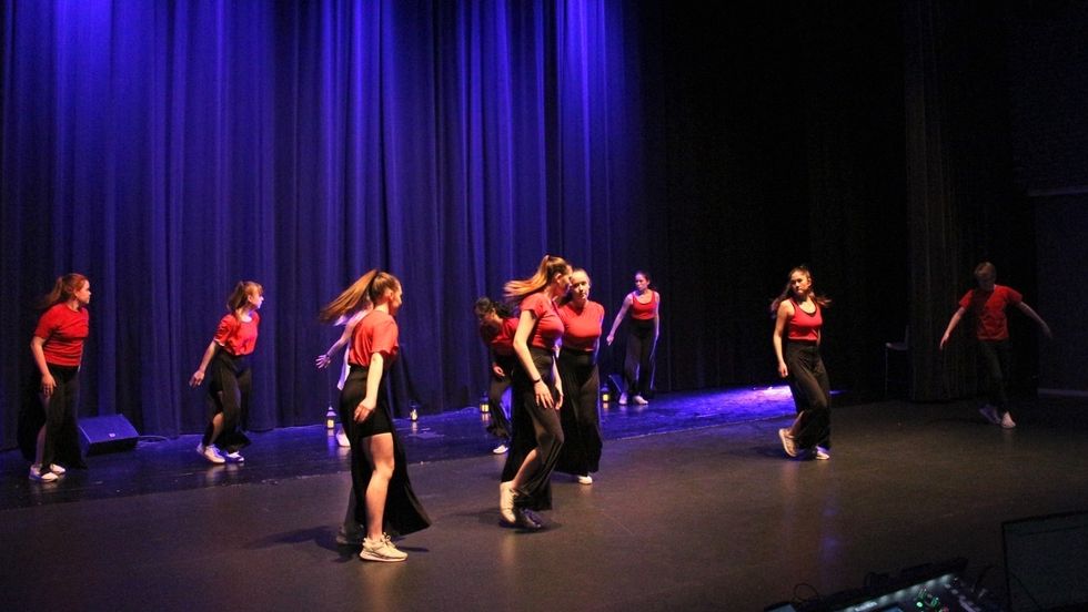 Dansegruppa «The Quality Crew», som høyrer til Årdal danseverkstad, besto av 12 dansarar. Dei kvalifiserte seg til fylkesfestivalen i Måløy i slutten av april.