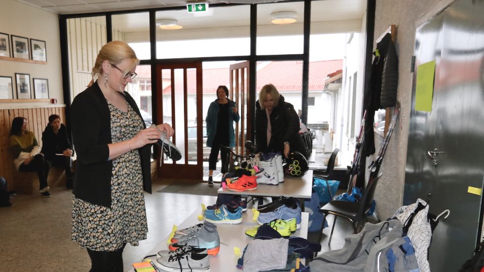 PÅ UTKIKK: Anne-Line Kvame var på utkikk etter brukt utstyr til borna sine då ho tok turen innom bruktmarknaden søndag.