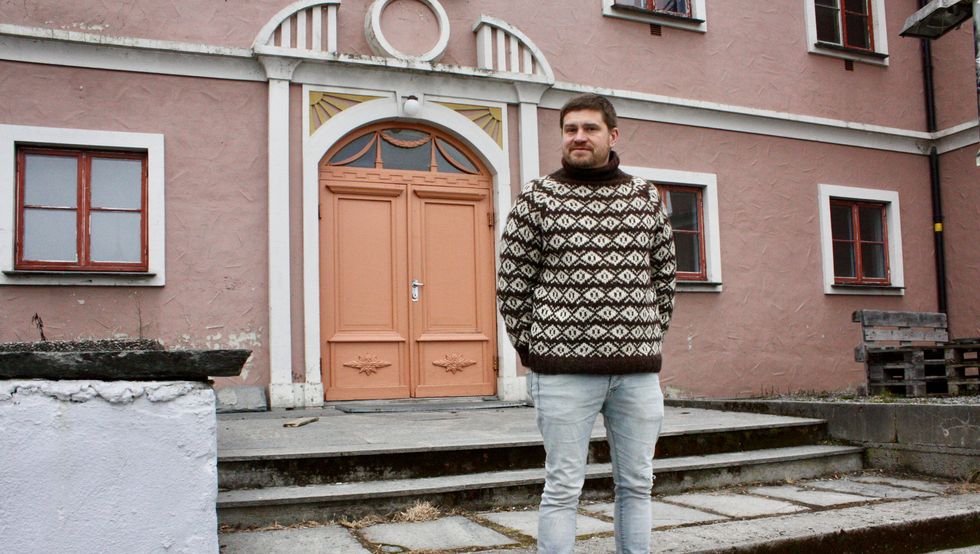 SOLHOV: – Då eg var 16-17 år, så var dette huset her framleis i drift som ein plass der folk reiste på dans. Og det var gjerne eit band som spelte på scena, seier Håvard Øyrehagen.