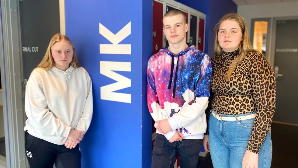 SKUFFA: Ina Risan, Tobias Molland, og Amalie Lomheim er mediaelevar i 2. klasse ved Sogndal vidaregåande skule.
