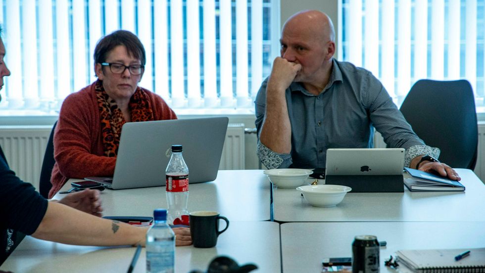 KRISELEIING: Årdal kommune samla kriseleiinga torsdag, for å diskutera tiltak for å hindra spreiing av koronaviruset. Frå venstre Laila Røneid i støttestaben og rådmann Stig Stark-Johansen.